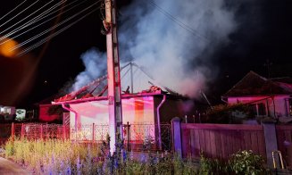 Incendiu în Turda. Acoperiș distrus de flăcări într-o gospodărie.