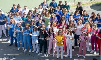 Tradiţia serenadelor de la UMF Cluj merge mai departe! Studenții își iau la revedere de la facultate și de la profesorii lor