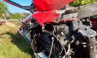 Bărbat MORT după ce autoutilitara în care se afla a fost lovită de un tren la o trecere la nivel cu calea ferată