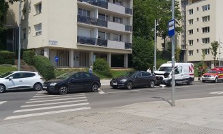 Accident între trei mașini pe o stradă din Cluj-Napoca