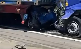 ACCIDENT teribil între 3 TIR-uri și 5 autoturisme / Un copil de 10 ani a murit