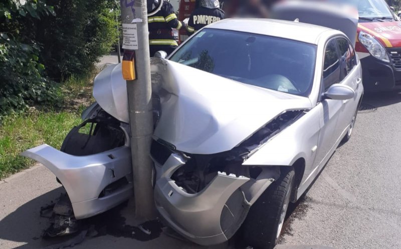 Accident în Cluj-Napoca: un șofer a intrat într-un stâlp. O femeie și un copil de trei ani, transportați la spital