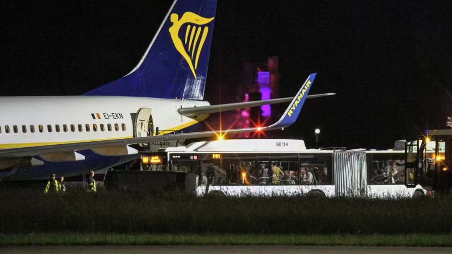 Un avion Ryanair a fost forțat să aterizeze de urgență în Germania. Mai mulți pasageri răniți, transportați la spital