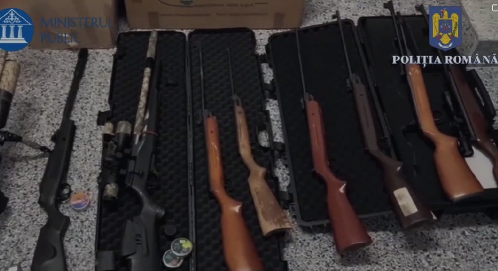 Percheziții ca-n filme în Cluj: Poliția a confiscat 30 de arme, o arbaletă și 10.000 de proiectile