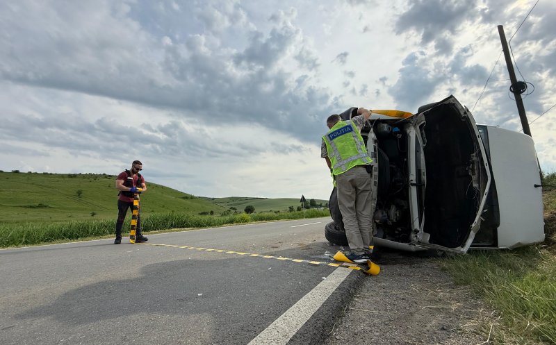Accident pe un drum din Cluj: O autoutilitară s-a răsturnat în șanț. Șoferul a fost transportat la spital