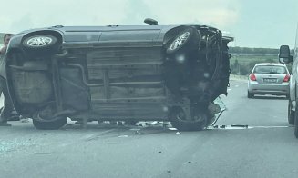 Accident pe un drum din Cluj: O mașină s-a răsturnat. Trafic îngreunat