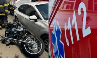 Coliziune între o motocicletă și un autoturism în Cluj-Napoca. Un tânăr a fost transportat la spital