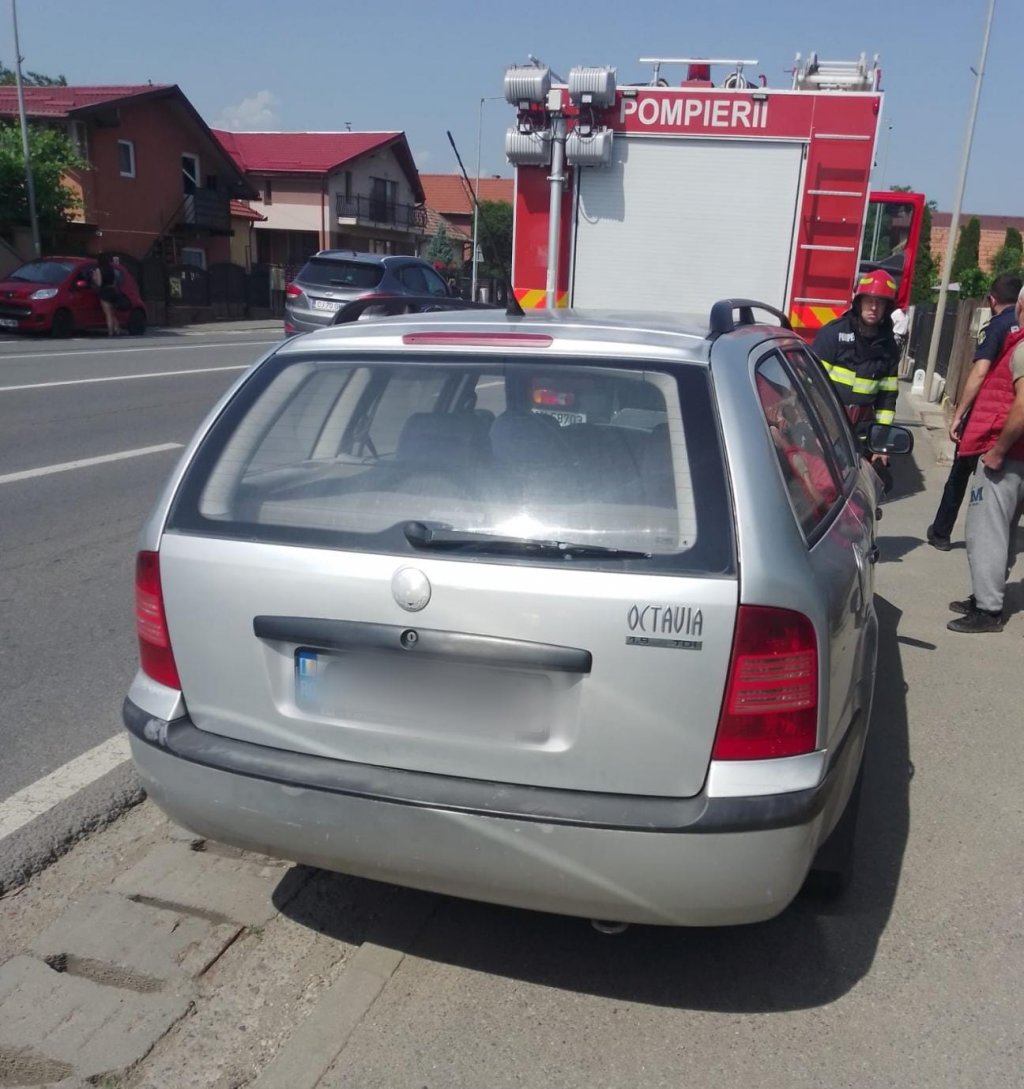 Accident între două mașini la ieșire din Florești. Scurgeri de combustibil pe carosabil