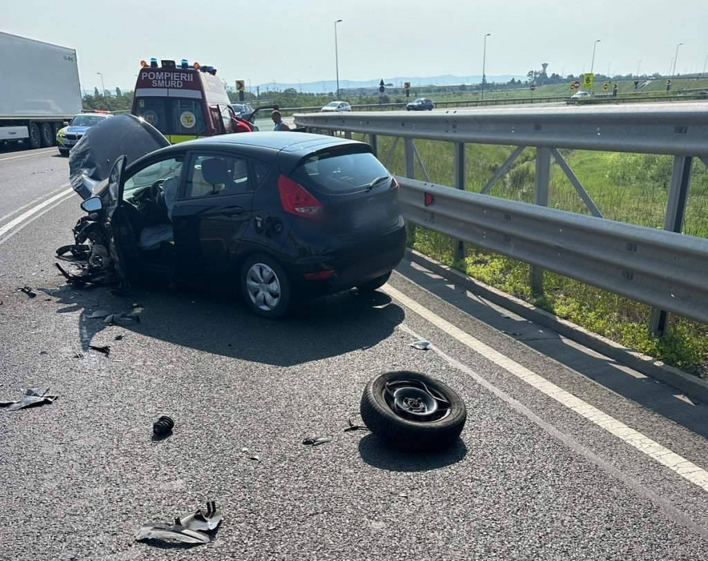 Accident între trei mașini la nodul rutier dintre A3 și A10, în Cluj. Șapte persoane consultate de paramedicii SMURD