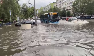 Dezastru în București după furtună: Autobuze inundate, copaci doborâți și zeci de mașini avariate