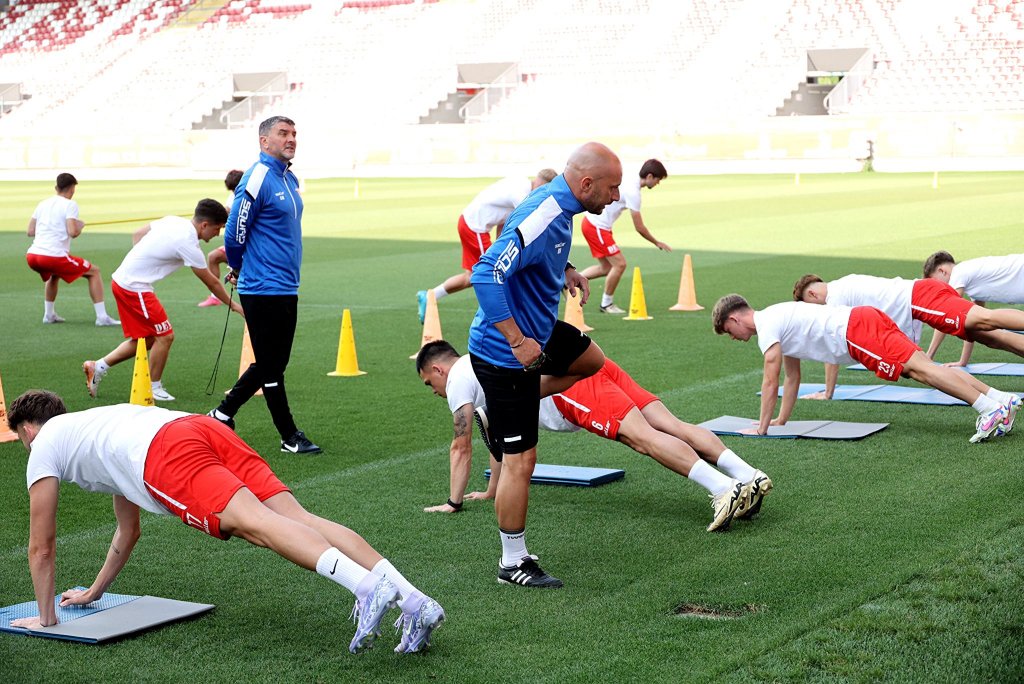 Fundașul ignorat de Dan Petrescu va continua în Superligă. Antrenorul său a confirmat mutarea
