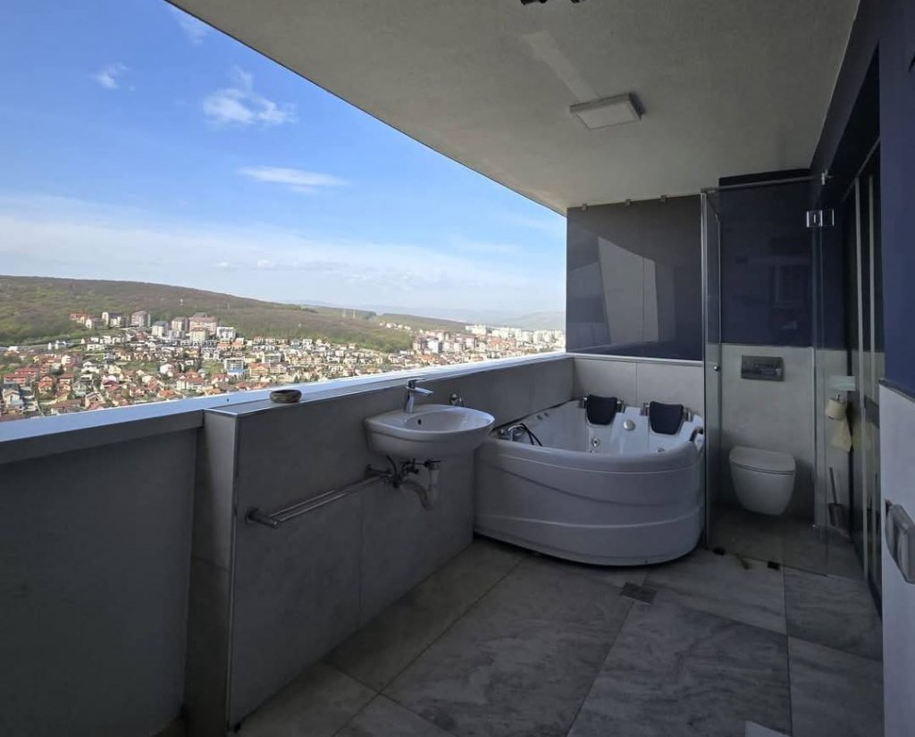 Cu WC-ul direct pe balcon în Cluj-Napoca. Vezi cât e chiria și unde e apartamentul