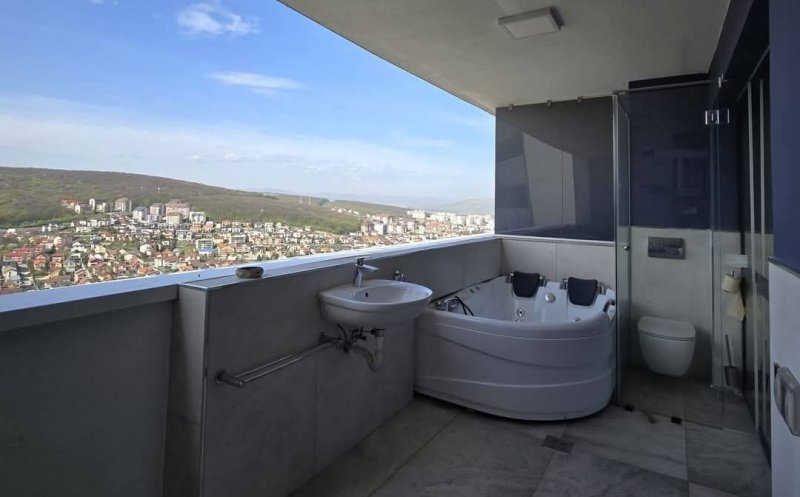 Cu WC-ul direct pe balcon în Cluj-Napoca. Vezi cât e chiria și unde e apartamentul