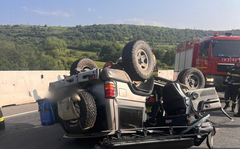 Mașină răsturnată pe un drum din Cluj: Două victime, transportate de urgență la spital