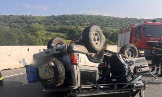 Mașină răsturnată pe un drum din Cluj: Două victime, transportate de urgență la spital