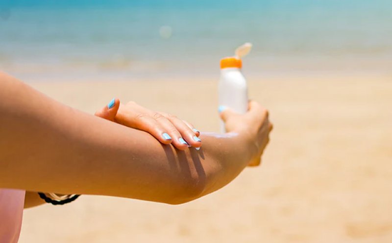 Alertă de sezon! Substanță interzisă în produsele cosmetice, într-o cremă pentru protecție solară