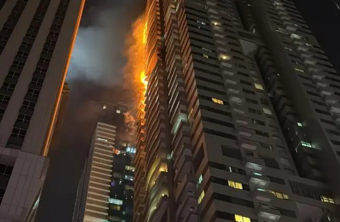 INCENDIU uriaș într-un zgârie-nori din Dubai. Mii de oameni evacuați din turnul cuprins de flăcări