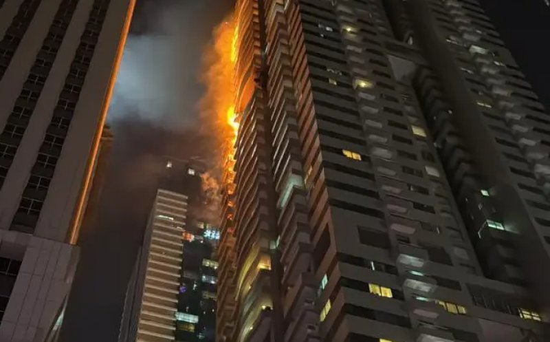 INCENDIU uriaș într-un zgârie-nori din Dubai. Mii de oameni evacuați din turnul cuprins de flăcări