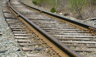Accident teribil pe calea ferată: Tânără de 17 ani a fost lovită mortal de tren. Fata ar fi avut căşti în urechi când traversa șinele