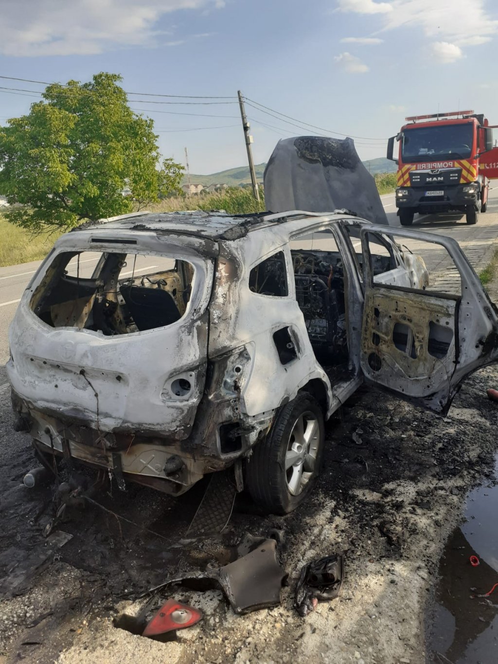 Mașină distrusă de Flăcări într-un municipiu din Cluj. Care a fost cauza incendiului