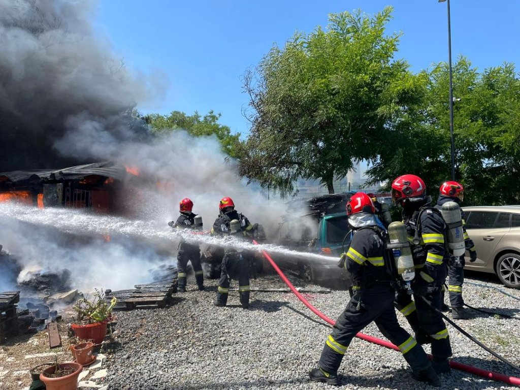 Incendiu la un depozit și o anexă, pe strada Traian Vuia din Cluj-Napoca. Flăcările s-au extins la o parcare / Pompierii au intervenit cu trei autospeciale