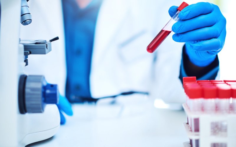 Încă un pas în lupta cu cancerul: testul care detectează ADN-ul tumoral cu 3 ani mai devreme