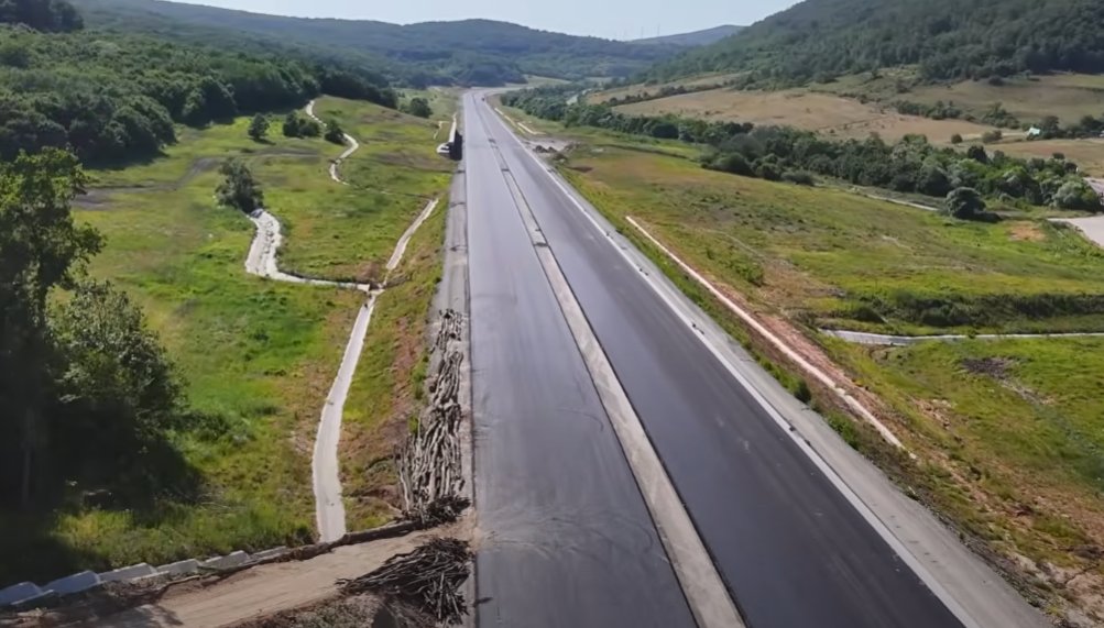 IMAGINI spectaculoase de pe șantierul UMB Nădășelu - Zimbor. Apar tot mai multe dungi de asfalt