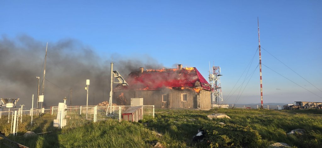 Incendiu puternic pe Vârful Vlădeasa: cabana și stația meteorologică au fost cuprinse de flăcări