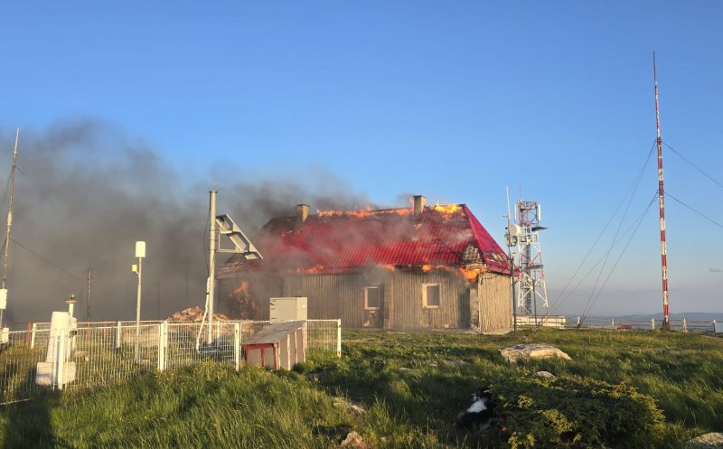 Incendiu puternic pe Vârful Vlădeasa: cabana și stația meteorologică au fost cuprinse de flăcări