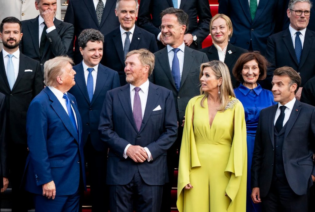 Nicușor Dan, fix lângă Donald Trump la poza de grup de la summitul NATO