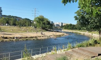 La scăldat pe Someş în Cluj-Napoca, dar şi la pescuit, pe relaxare în chiloţi, chiar în buricul târgului :) / "Corporatiştii cu trotinete nu înţe