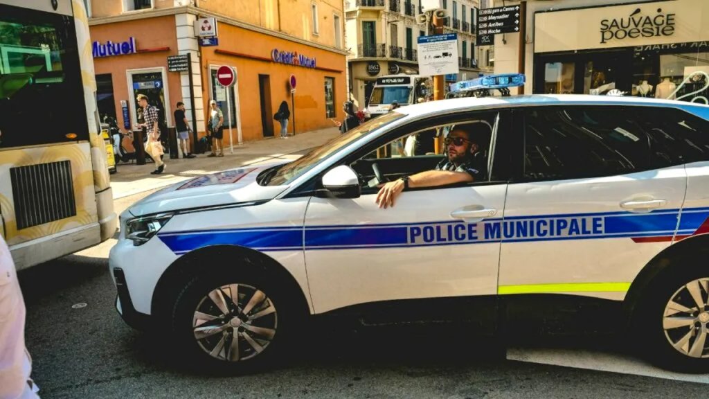 Percheziții la o cunoscută bancă, prezentă și în România. Au fost reținuți inclusiv directori
