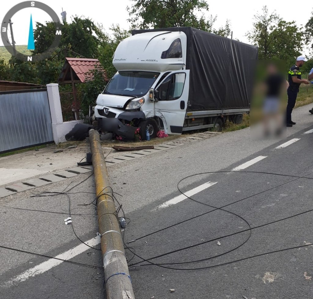 Accident într-o localitate din Cluj: Un camion a intrat din plin într-un stâlp. Trafic îngreunat