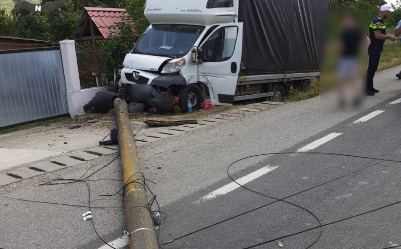 Accident într-o localitate din Cluj: Un camion a intrat din plin într-un stâlp. Trafic îngreunat