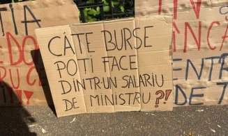 Studenții, încă un protest față de tăierile de burse: "Tăiați din corupție, nu din burse!" / Li se alătură și elevii