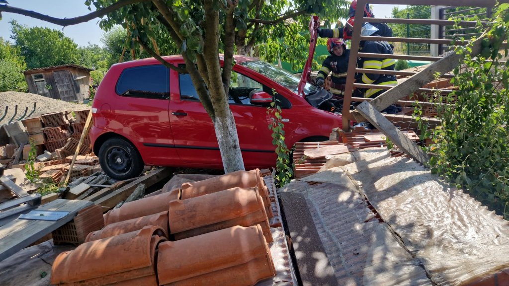 Accident în Cluj: o mașină a derapat și a intrat în curtea unei locuințe