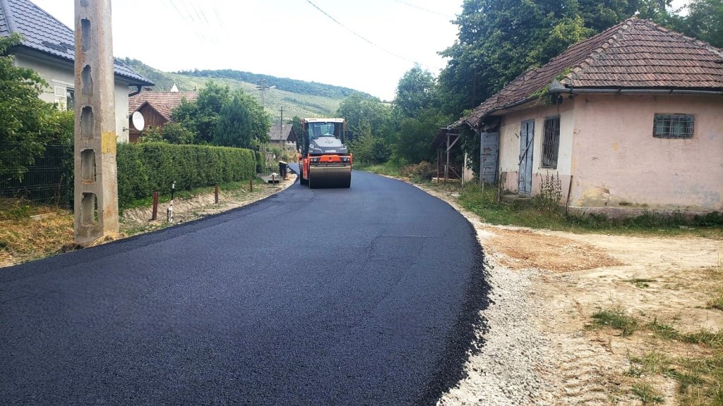 Asfalt „ca în palmă” pe un drum județean din Cluj