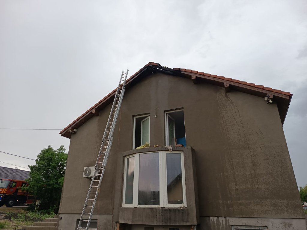 Incendiu în Cluj: o casă a fost cuprinsă de flăcări după ce a fost lovită de trăsnet