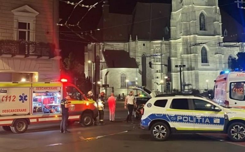 Impact violent între o motocicletă și un autoturism în centrul Clujului. Motociclistul, transportat la spital