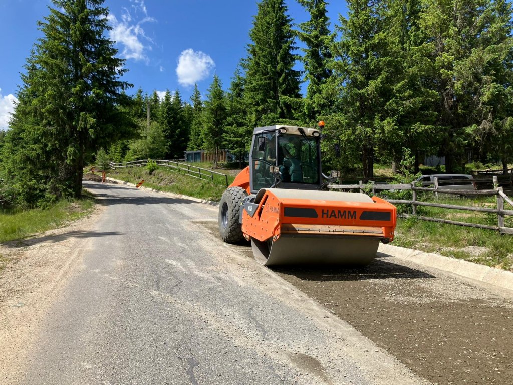 Reparații pe un important drum turistic din zona de munte a Clujului. Se toarnă și asfalt