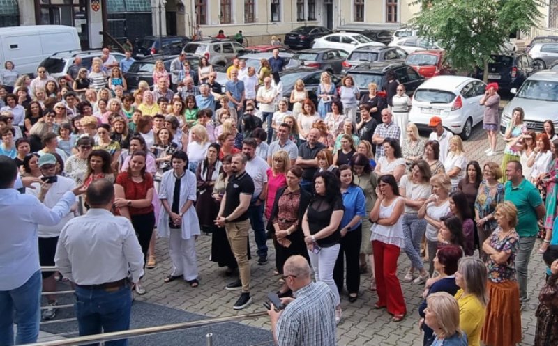 Protest spontan la ANAF Cluj. Angajații au ieșit din birouri în curtea instituției: "Ar trebui să strângem cureaua de sus în jos, nu de jos în sus"