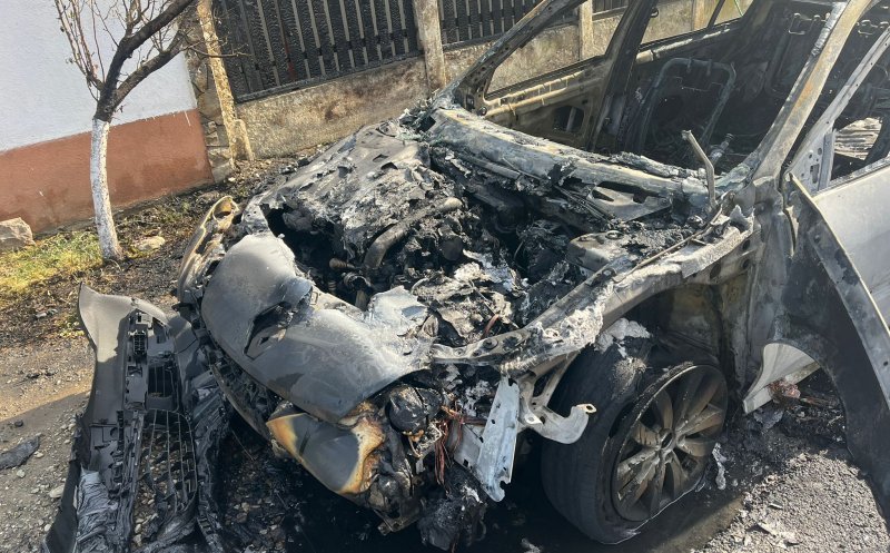 Mașină făcută scrum la Mintiu Gherlii / Fără intervenția pompierilor, lua foc și casa