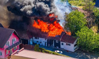 „Gruia în flăcări”. Imagini surprinse din dronă cu incendiul de pe strada Șerpuitoare. Un cunoscut restaurant a fost mistuit de foc