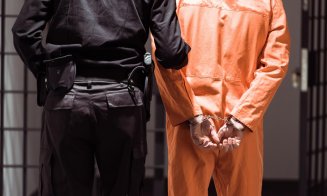 Pedofil prins la Cluj: Bărbat de 72 de ani, condamnat la închisoare pentru viol și agresiune sexuală. Cât timp va sta după gratii