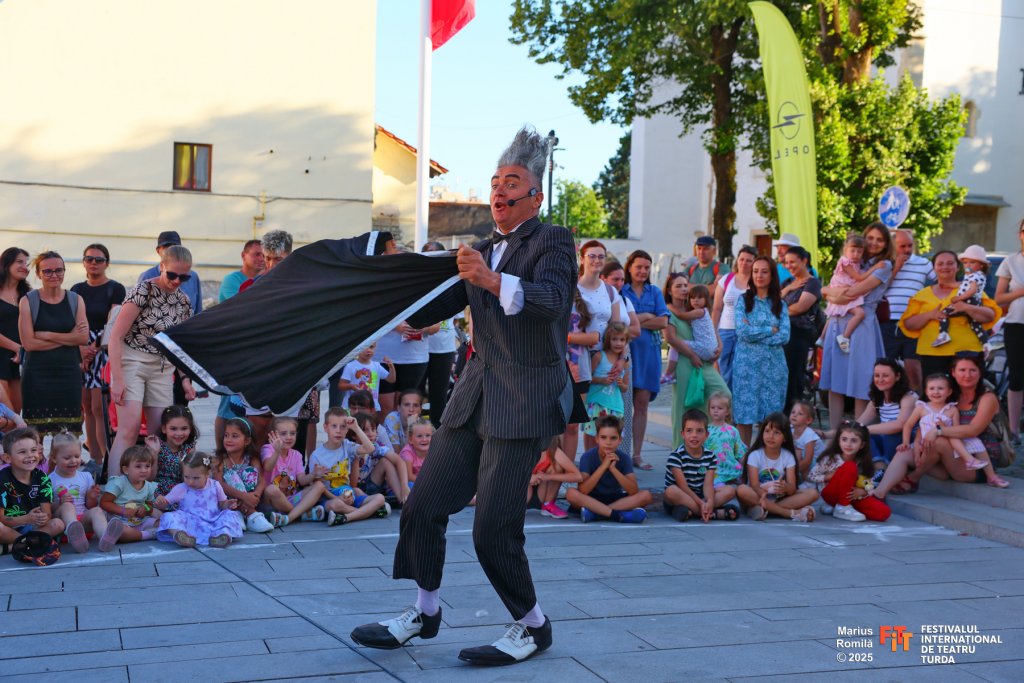 Cum au fost primele zile ale Festivalului  Internațional de Teatru de la Turda. Multă magie artistică și bucurie, atât pentru cei mari, cât și pentru cei mici