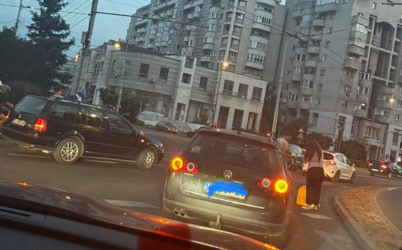 Coliziune violentă între o mașină și un moped în cartierul Marăști