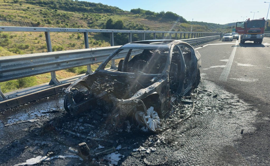 Mașină în flăcări pe autostradă. Pompierii clujeni au intervenit