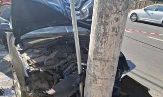Femeie transportată la spital după ce a intrat cu mașina într-un stâlp