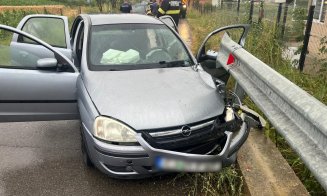 Accident grav în Cluj: o mașină a lovit un parapet. Șoferul a fost transportat la spital