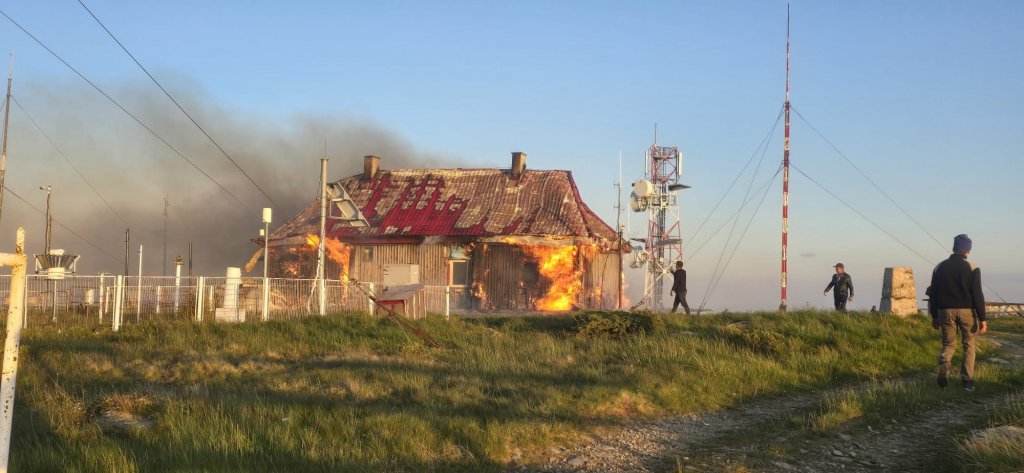 Salvamontiștii caută voluntari pentru o zi de muncă la Stația Meteo Vlădeasa, distrusă de un incendiu devastator